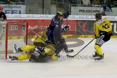 DEL - Eishockey - ERC Ingolstadt - Krefeld Pinguine - Saison 2015/2016 - Petr Taticek (#17 ERC Ingolstadt) - Klein Patrick (#29 Krefeld) Torwart Krefeld - Collins Mike (#13 Krefeld) - Foto: Jürgen Meyer