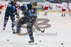DEL - Eishockey - ERC Ingolstadt - Düsseldorfer EG - Saison 2015/2016 - John Laliberte (#15 ERC Ingolstadt) beim warm machen - Foto: Meyer Jürgen
