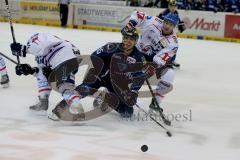 DEL - Eishockey - ERC Ingolstadt - Adler Mannheim - Saison 2015/2016 - John Laliberte (#15 ERC Ingolstadt) - Wagner Steven (#14 Mannheim) - Foto: Jürgen Meyer