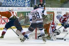 DEL - Eishockey - ERC Ingolstadt -Hamburg Freezers - Saison 2015/2016 - Brandon McMillan (ERC Ingolstadt) - Cal Heeter Torwart(#34 Hamburg) - Foto: Meyer Jürgen