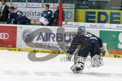 DEL - Eishockey - ERC Ingolstadt - Düsseldorfer EG - Saison 2015/2016 - Timo Pielmeier Torwart (#51 ERC Ingolstadt) beim verlassen des Eis, zugunsten eines 6. Feldspieler - Foto: Meyer Jürgen
