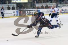 DEL - Eishockey - ERC Ingolstadt - EHC München Red Bull - Jared Ross (ERC 42) zieht ab