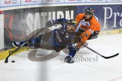 DEL - Eishockey - ERC Ingolstadt - Grizzlys Wolfsburg - Saison 2015/2016 - John Laliberte (#15 ERC Ingolstadt) - Krupp Björn (#44 Wolfsburg) - Foto: Jürgen Meyer