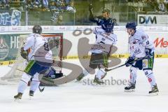 DEL - Eishockey - ERC Ingolstadt - Straubing Tigers - Saison 2015/2016 - Tomas Kubalik (#81 ERC Ingolstadt) - Yeo Dylan (#5 Straubing) -Urban Denny (#44 Straubing) - Foto: Jürgen Meyer