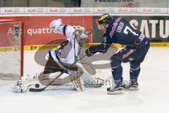 DEL - Eishockey - ERC Ingolstadt - Thomas Sabo Ice Tigers - Saison 2015/2016 - Brian Lebler (#7 ERC Ingolstadt) mit dem 3:0 Führungstreffer - Tyler Beskorowany Torwart (#34 Ice Tigers) - Foto: Meyer Jürgen