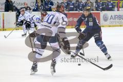 DEL - Eishockey - ERC Ingolstadt - Iserlohn Roosters - rechts Brandon McMillan (ERC 88) und links Lavalleé Kevin (#20 Iserlohn)