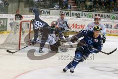 DEL - Eishockey - ERC Ingolstadt - Schwenninger Wild Wings - Saison 2015/2016 - Brandon McMillan (ERC Ingolstadt) - Patrick McNeill (#2 ERC Ingolstadt) - Foto: Jürgen Meyer