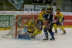 DEL - Eishockey - ERC Ingolstadt - Krefeld Pinguine - Saison 2015/2016 - Danny Irmen (#19 ERC Ingolstadt) - Klein Patrick (#29 Krefeld) Torwart Krefeld - Sonnenburg Kyle (#34 Krefeld) - Foto: Jürgen Meyer