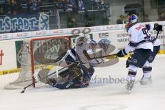 DEL - Eishockey - ERC Ingolstadt - EHC München Red Bull - Brandon Buck (ERC 9) rutscht mit dem Puck ins Tor von Torwart Danny aus den Birken (EHC) und erzielt das 2:1 Jubel