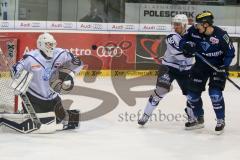 DEL - Eishockey - ERC Ingolstadt - Hamburg Freezers - Saison 2015/2016 - Petr Taticek (#17 ERC Ingolstadt) - Cal Heeter Torwart(#34 Hamburg) - Jonas Liwing (#46 Hamburg) - Foto: Meyer Jürgen
