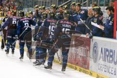 DEL - Eishockey - ERC Ingolstadt - Krefeld Pinguine - Saison 2015/2016 - Abklatschen an der Bande nach dem 3:0 Führungstreffer von Brandon Buck (#9 ERC Ingolstadt) - John Laliberte (#15 ERC Ingolstadt) - Foto: Meyer Jürgen