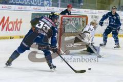 DEL - Eishockey - ERC Ingolstadt - Thomas Sabo Ice Tigers - Saison 2015/2016 - Thomas Greilinger (#39 ERC Ingolstadt) - Tyler Beskorowany Torwart (#34 Ice Tigers) - Foto: Meyer Jürgen