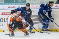 DEL - Eishockey - ERC Ingolstadt - Grizzlys Wolfsburg - hinten Brandon Buck (ERC 9) und vorne Brent Aubin 11