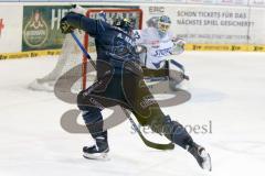 DEL - Eishockey - ERC Ingolstadt - Schwenninger Wild Wings - Saison 2015/2016 - Björn Barta (#33 ERC Ingolstadt) - Dimitri Pätzold Torwart (#32 Schwenningen) - Foto: Meyer Jürgen
