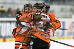 DEL - Eishockey - ERC Ingolstadt - Grizzlys Wolfsburg - Saison 2015/2016 - Likens Jeffrey (#9 Wolfsburg) - Fauser Gernit (#23 Wolfsburg) nach dem 5:5 Ausgleichstreffer - Foto: Jürgen Meyer