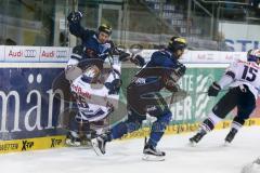 DEL - Eishockey - ERC Ingolstadt - EHC Red Bull München - Jared Ross (#42 ERC Ingolstadt) checkt Söderholm Toni (#26 München) - Brian Lebler (#7 ERC Ingolstadt) - Saison 2015/2016 - Foto: Meyer Jürgen