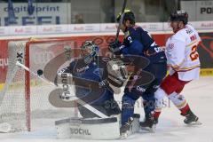 DEL - Eishockey - ERC Ingolstadt - Düsseldorfer EG DEG -  Torwart Timo Pielmeier (ERC 51) kann den Puck abwehren mit Patrick McNeill (ERC 2) und rechts Christopher Minard (21 DEG)