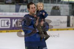 DEL - Eishockey - ERC Ingolstadt - Krefeld Pinguine - Saison 2015/2016 - Brandon Buck (#9 ERC Ingolstadt) mit seiner Tochter - Foto: Meyer Jürgen