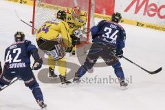 DEL - Eishockey - ERC Ingolstadt - Krefeld Pinguine - Saison 2015/2016 - Benedikt Kohl (#34 ERC Ingolstadt) - Patrick Galbraith Torwart (#31 Krefeld)  - Foto: Meyer Jürgen