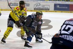 DEL - Eishockey - ERC Ingolstadt - Krefeld Pinguine - Saison 2015/2016 - Björn Barta (#33 ERC Ingolstadt) - Vasiljevs Herberts (#23 Krefeld) - Foto: Jürgen Meyer