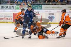 DEL - Eishockey - ERC Ingolstadt - Grizzlys Wolfsburg - Martin Davidek (ERC 12) zieht ab und trifft den Gegenspieler Mark Voakes 49