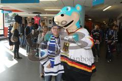 DEL - Eishockey - ERC Ingolstadt - Düsseldorfer EG - Saison 2015/2016 - ERCI Fan mit Urmel dem Maskottchen der Deutschen Nationalmannschaft - Foto: Jürgen Meyer