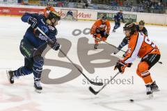 DEL - Eishockey - ERC Ingolstadt - Grizzlys Wolfsburg - Saison 2015/2016 - Brandon Buck (#9 ERC Ingolstadt) schießt den 3:3 Anschlußtreffer - Reiss Andre (#96 Wolfsburg) -  Foto: Jürgen Meyer