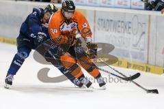 DEL - Eishockey - ERC Ingolstadt - Grizzlys Wolfsburg - Saison 2015/2016 - Petr Taticek (#17 ERC Ingolstadt) - Rosa Marco (#19 Wolfsburg) - Foto: Jürgen Meyer