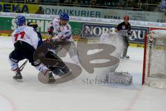 DEL - Eishockey - ERC Ingolstadt - Adler Mannheim - Saison 2015/2016 - John Laliberte (#15 ERC Ingolstadt) trifft den Pfosten - Endras Denis (#44 Mannheim) - Foto: Jürgen Meyer