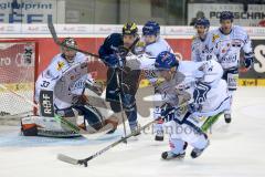 DEL - Eishockey - ERC Ingolstadt - Straubing Tigers - Brian Lebler (ERC 7) kommt nicht durch die Abwehr um Torwart Matt Climie (33 Straubing)