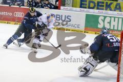 DEL - Eishockey - ERC Ingolstadt - EHC Red Bull München - Patrick McNeill (#2 ERC Ingolstadt) - Timo Pielmeier Torwart (#51 ERC Ingolstadt) - Jaffray Jason (#15 München) - Saison 2015/2016 - Foto: Meyer Jürgen