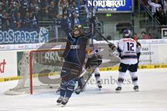 DEL - Eishockey - ERC Ingolstadt - EHC München Red Bull - Petr Taticek (ERC 17) trifft zum Ausgleich 1:1 Tor Jubel, Torwart Danny aus den Birken (EHC) ohne Chance (EHC)