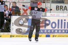 DEL - Eishockey - ERC Ingolstadt - Kölner Haie - Saison 2015/2016 - Der Schiedsrichter Lars Brüggemann gibt nach dem Videobeweis das Tor nicht - Foto: Meyer Jürgen