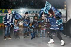 DEL - Eishockey - ERC Ingolstadt - Hamburg Freezers - Saison 2015/2016 - Kids stehen Spalier beim Einlaufen - Fan - Foto: Meyer Jürgen