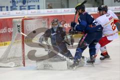 DEL - Eishockey - ERC Ingolstadt - Düsseldorfer EG DEG -  Torwart Timo Pielmeier (ERC 51) kann den Puck abwehren mit Patrick McNeill (ERC 2) und rechts Christopher Minard (21 DEG)