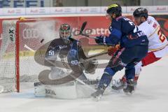 DEL - Eishockey - ERC Ingolstadt - Düsseldorfer EG DEG -  Torwart Timo Pielmeier (ERC 51) kann den Puck abwehren mit Patrick McNeill (ERC 2) und rechts Christopher Minard (21 DEG)