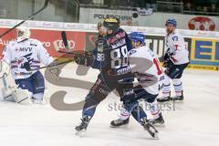 DEL - Eishockey - ERC Ingolstadt - Adler Mannheim - Saison 2015/2016 - Brandon McMillan (ERC Ingolstadt) mit einer Torchance - Emery Raymond Torwart(#30 Mannheim) - Reul Denis (#29 Mannheim) - Foto: Meyer Jürgen