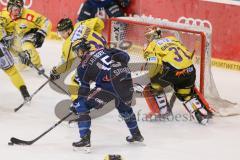 DEL - Eishockey - ERC Ingolstadt - Krefeld Pinguine - Saison 2015/2016 - John Laliberte (#15 ERC Ingolstadt) - Patrick Galbraith Torwart (#31 Krefeld)  - Foto: Meyer Jürgen