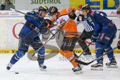 DEL - Eishockey - ERC Ingolstadt - Grizzlys Wolfsburg - Bully Jared Ross (ERC 42) und Tyson Muluck rechts