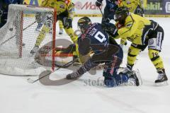 DEL - Eishockey - ERC Ingolstadt - Krefeld Pinguine - Saison 2015/2016 - Brandon Buck (#9 ERC Ingolstadt) schiesst den 3:0 Führungstreffer - Patrick Galbraith Torwart (#31 Krefeld)  - Robin Weihager (#55 Krefeld)  - Foto: Meyer Jürgen