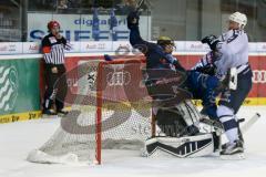 DEL - Eishockey - ERC Ingolstadt - Hamburg Freezers - Saison 2015/2016 - Benedikt Kohl (#34 ERC Ingolstadt) - Cal Heeter Torwart(#34 Hamburg) - Christoph Schubert (#13 Hamburg)  - Foto: Meyer Jürgen