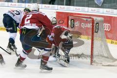 DEL - Eishockey - ERC Ingolstadt -Hamburg Freezers - Saison 2015/2016 - Alexander Barta (#92 ERC Ingolstadt) schiesst den 2:1 Führungstreffer - Thomas Greilinger (#39 ERC Ingolstadt) - Cal Heeter Torwart(#34 Hamburg)  - Brett Festerling (#2 Hamburg)  - Fo