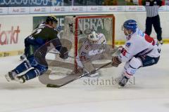 DEL - Eishockey - ERC Ingolstadt - Adler Mannheim - Saison 2015/2016 - Martin Davidek (#12 ERC Ingolstadt) - Endras Denis (#44 Mannheim) - Raedeke Brent (#93 Mannheim) - Foto: Jürgen Meyer