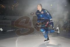 DEL - Eishockey - ERC Ingolstadt - Hamburg Freezers - Saison 2015/2016 - Benedikt Schopper (#11 ERC Ingolstadt) beim Einlaufen - Foto: Meyer Jürgen