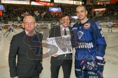 DEL - Eishockey - ERC Ingolstadt - Iserlohn Roosters - Saison 2015/2016 - John Laliberte (#15 ERC Ingolstadt) wird für sein 400 DEL Spiel geehrt - links Jiri Ehrenberger Sportdirektor ERC - Claus Gröbner mitte Geschäftsführer ERC Ingolstadt - Foto: Meyer 