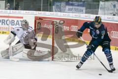 DEL - Eishockey - ERC Ingolstadt - Thomas Sabo Ice Tigers - Saison 2015/2016 - Foto: Meyer JürgenAndreas Jenike Torwart (29 Ice Tigers) - Brandon Buck (#9 ERC Ingolstadt) -