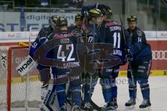 DEL - Eishockey - ERC Ingolstadt - Krefeld Pinguine - Saison 2015/2016 - Abklatschen nach dem Spiel - -Timo Pielmeier (#51 ERC Ingolstadt) - Jared Ross (#42 ERC Ingolstadt) - Benedikt Schopper (#11 ERC Ingolstadt) - Petr Taticek (#17 ERC Ingolstadt) - Dus