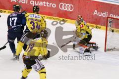 DEL - Eishockey - ERC Ingolstadt - Krefeld Pinguine - Saison 2015/2016 - Petr Taticek (#17 ERC Ingolstadt) -Kyle Sonnenburg (#34 Krefeld)  - Patrick Galbraith Torwart (#31 Krefeld)  - Foto: Meyer Jürgen