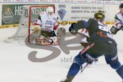 DEL - Eishockey - ERC Ingolstadt - Kölner Haie - Saison 2015/2016 - Thomas Greilinger (#39 ERC Ingolstadt) mit dem 1:0 Führungstreffer - Gustaf Wesslau Torwart (#29 Köln) - Foto: Meyer Jürgen