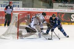 DEL - Eishockey - ERC Ingolstadt - Thomas Sabo Ice Tigers - Saison 2015/2016 - John Laliberte (#15 ERC Ingolstadt) - Tyler Beskorowany Torwart (#34 Ice Tigers) - Derek Joslin (#22 Ice Tigers) - Foto: Meyer Jürgen